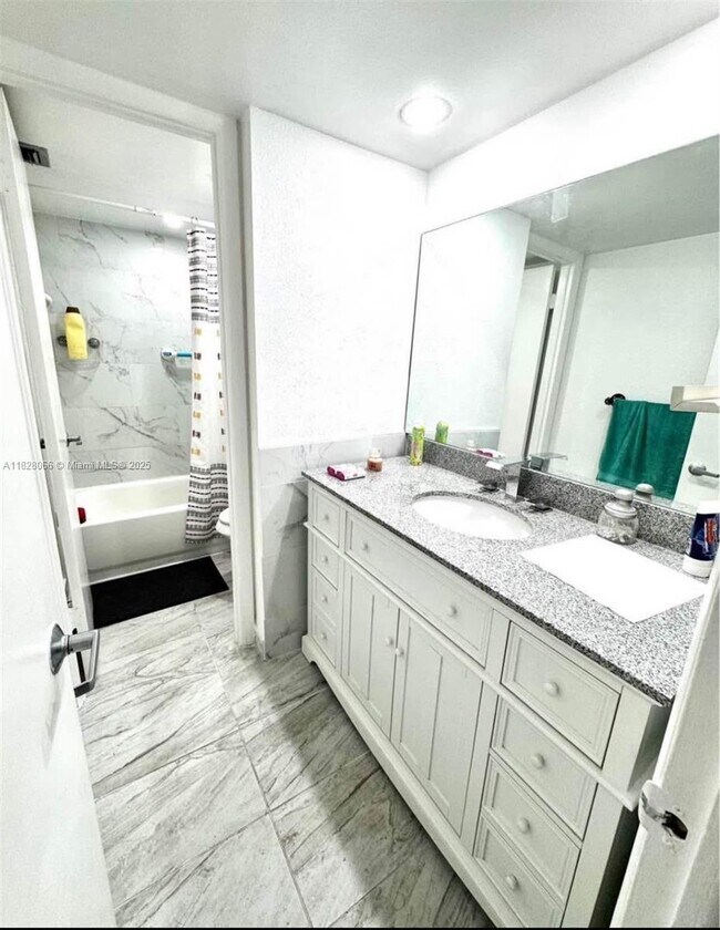 10801 SW 109th Ct in Miami, FL - Foto de edificio - Building Photo