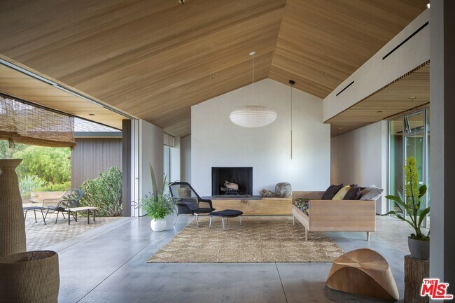 5927 Busch Dr in Malibu, CA - Building Photo - Building Photo