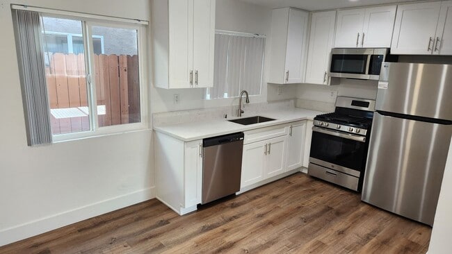 988 El Camino Dr in Costa Mesa, CA - Building Photo - Building Photo