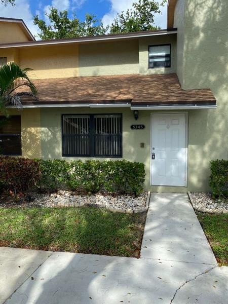 5345 Gate Lake Rd in Tamarac, FL - Building Photo