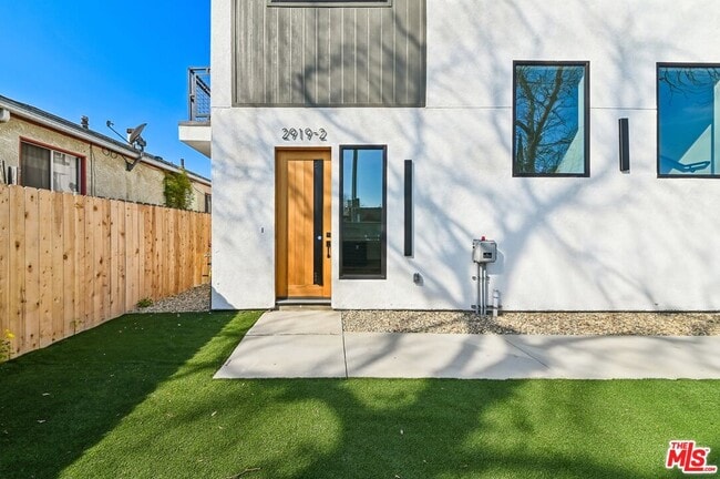 2921 Burnside Ave in Los Angeles, CA - Building Photo - Building Photo