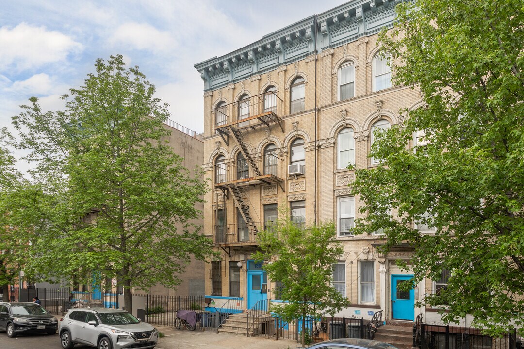 139 Hull St in Brooklyn, NY - Building Photo