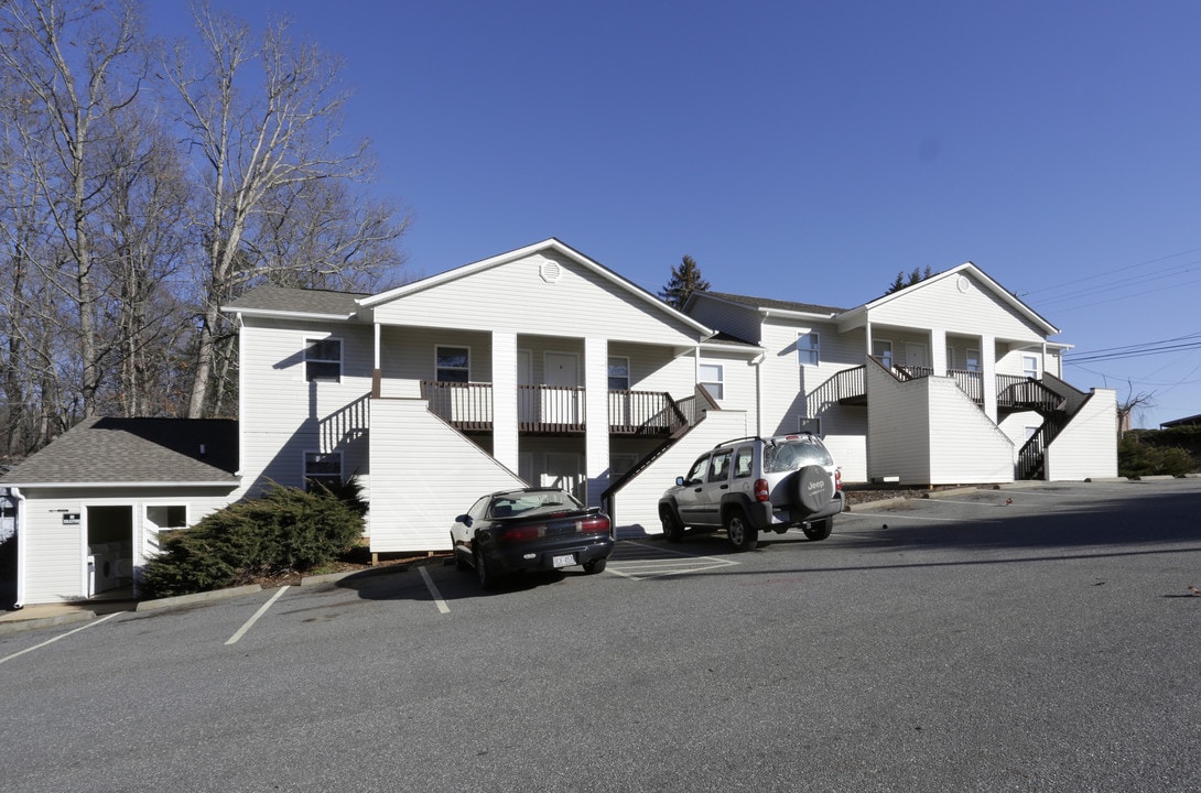 18 Bearwood Dr in Mars Hill, NC - Foto de edificio