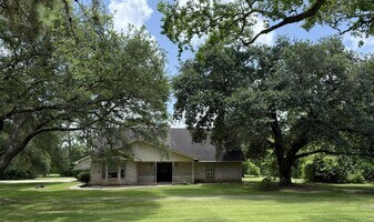 831 Avenue L in Dickinson, TX - Building Photo