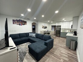 1376 NW 41st St in Miami, FL - Building Photo