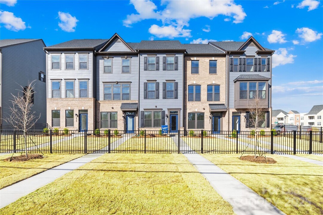 2833 Statesville Ave in Charlotte, NC - Building Photo