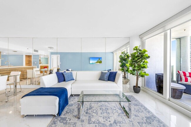 1717 N Bayshore Dr in Miami, FL - Building Photo - Building Photo