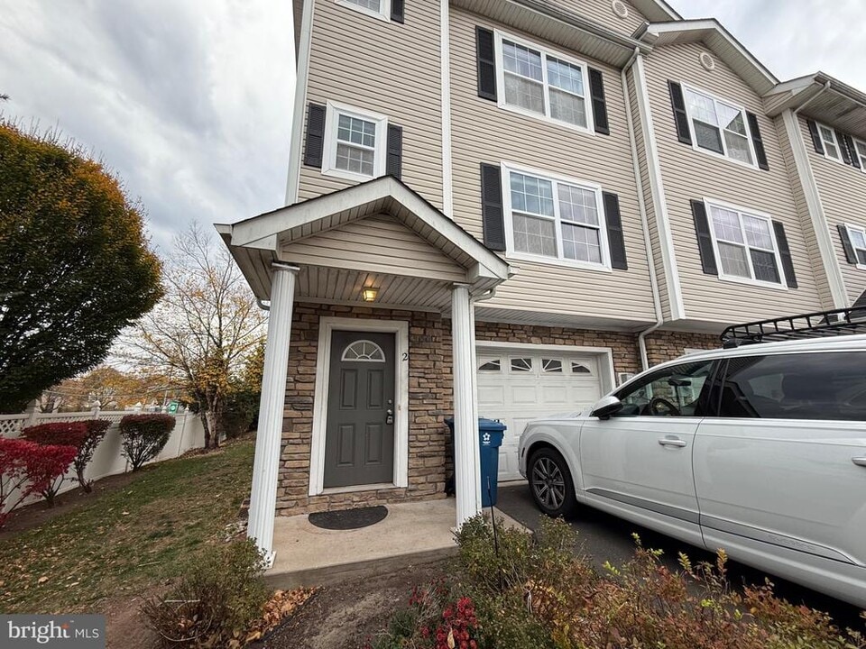 2 Alfred Ave in Franklin Township, NJ - Building Photo