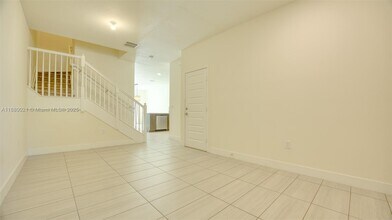 8821 NW 103rd Pl in Doral, FL - Building Photo - Building Photo