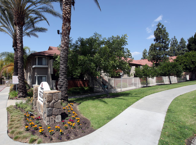 University Village Apartments in Azusa, CA - Foto de edificio - Building Photo