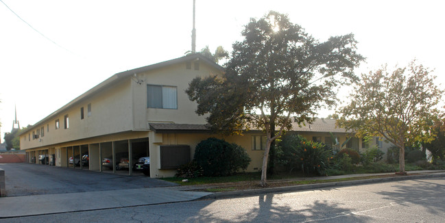 570 Hollenbeck Apartments in Covina, CA - Foto de edificio - Building Photo