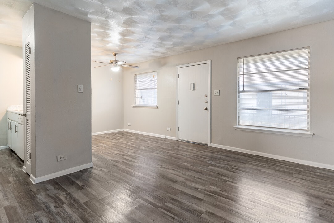 Southgate Manor Apartments in Fort Worth, TX - Building Photo