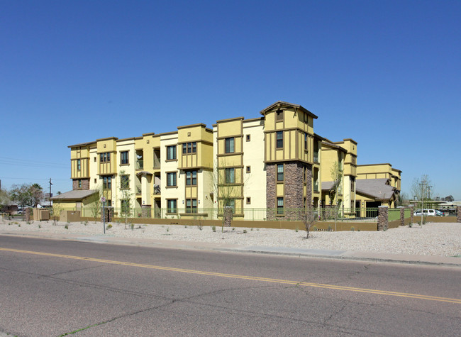 Aeroterra Senior Village in Phoenix, AZ - Foto de edificio - Building Photo