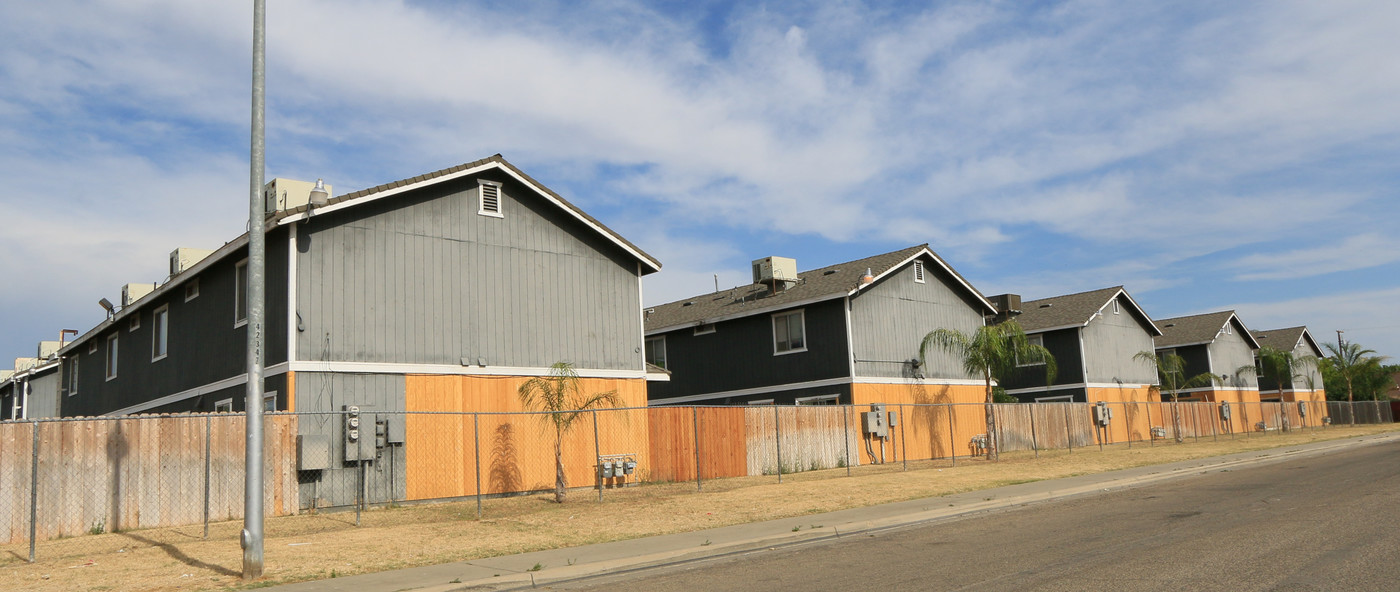 1240 I St in Sanger, CA - Building Photo