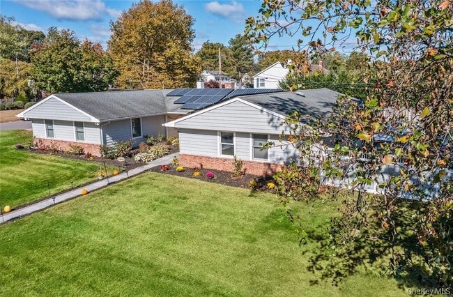 11 Onyx Dr in Stony Brook, NY - Foto de edificio - Building Photo