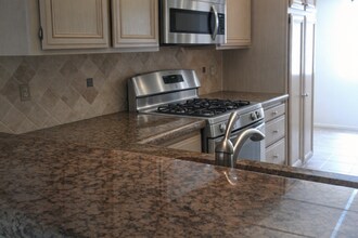 18340 Collins St in Los Angeles, CA - Building Photo - Building Photo