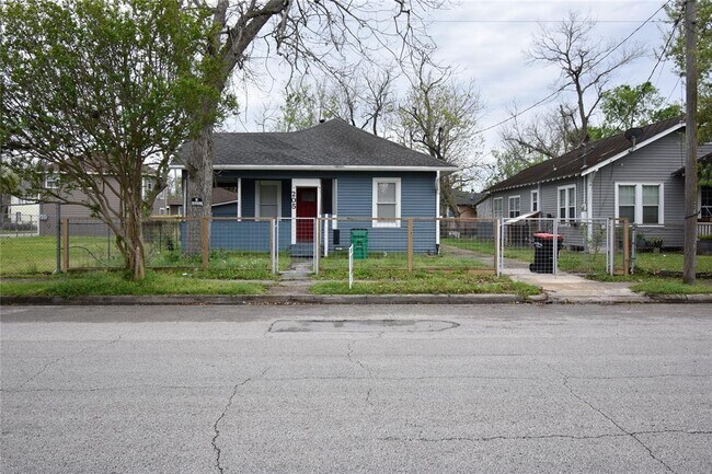 205 W Gulf Ave in Baytown, TX - Building Photo - Building Photo