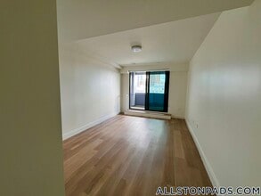 1079 Commonwealth Ave in Boston, MA - Building Photo - Building Photo