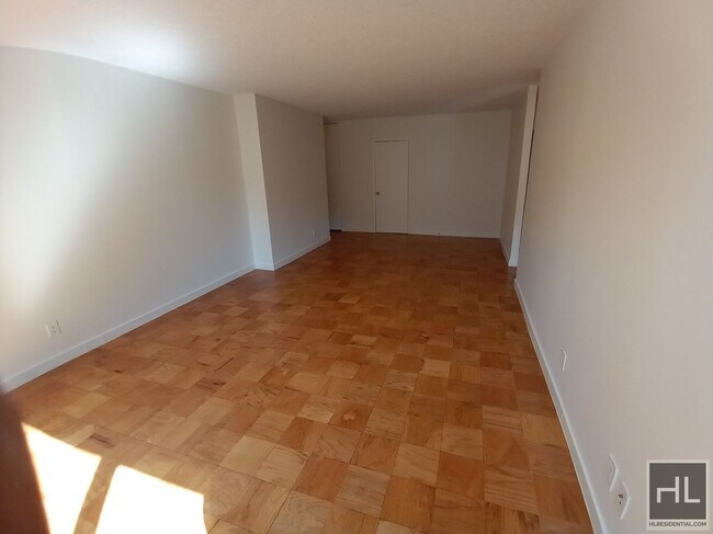 W 87th St in New York, NY - Building Photo - Building Photo