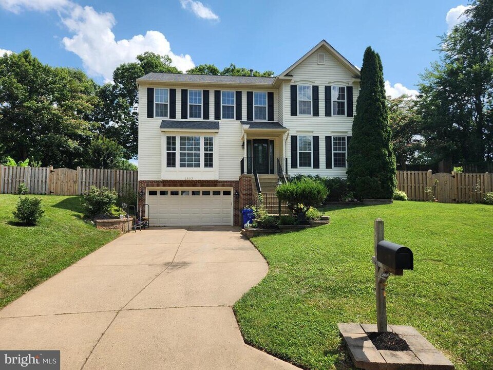 4893 Frishman Ct in Woodbridge, VA - Building Photo
