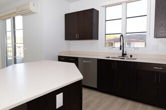 Santa Clara Courts in Ventura, CA - Foto de edificio - Building Photo