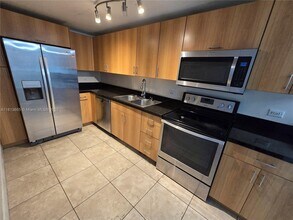 7501 E Treasure Dr, Unit 1A in North Bay Village, FL - Building Photo - Building Photo