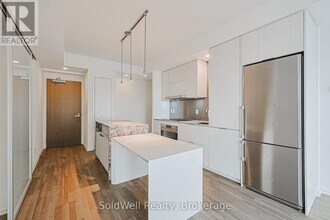 1 Bloor St E in Toronto, ON - Building Photo - Building Photo