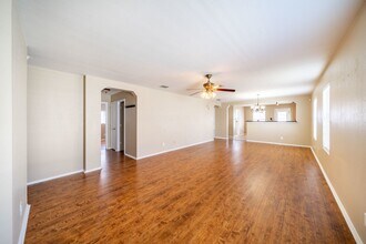8438 Silver Willow in San Antonio, TX - Building Photo - Building Photo