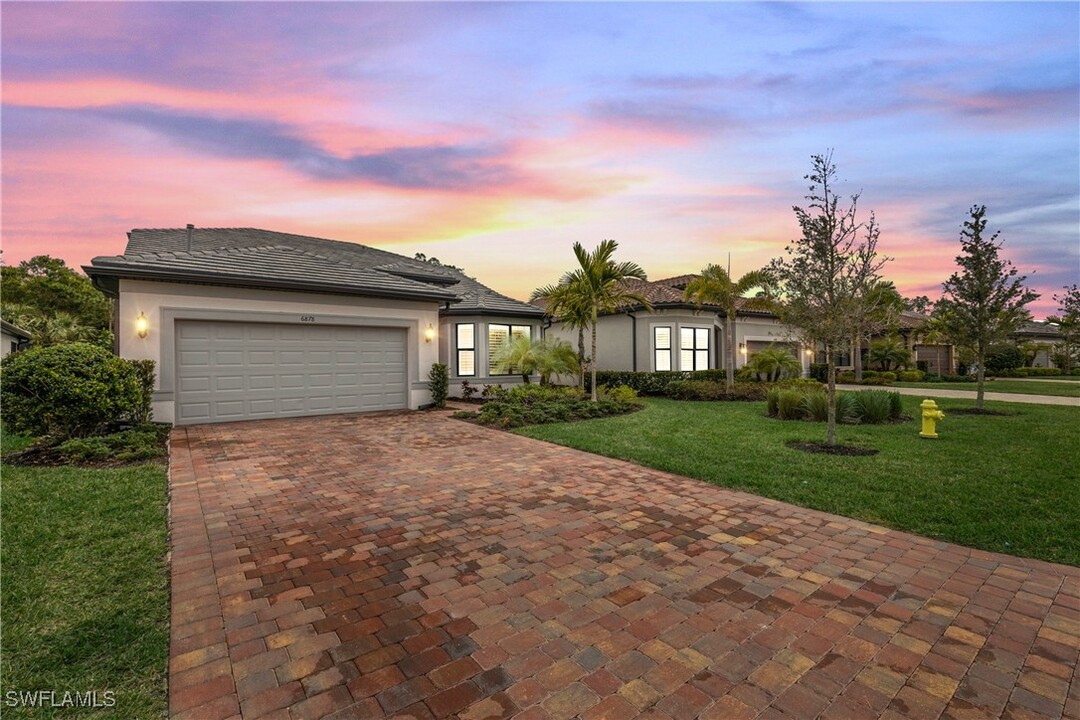 6878 Winding Cypress Dr in Naples, FL - Foto de edificio