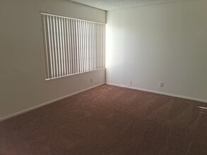 4737 Artesia Blvd in Lawndale, CA - Foto de edificio - Building Photo