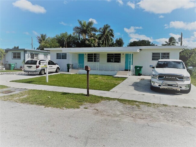 1340 NW 102nd St in Miami, FL - Building Photo - Building Photo