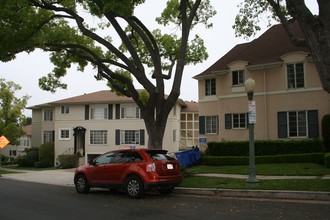 645 Midvale Ave in Los Angeles, CA - Foto de edificio - Building Photo