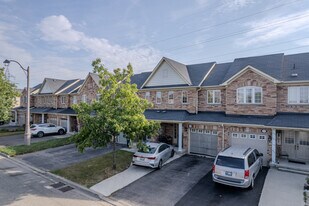 77-91 Roundstone Dr in Brampton, ON - Building Photo
