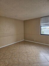 114 Lake Emerald Dr in Oakland Park, FL - Building Photo - Building Photo