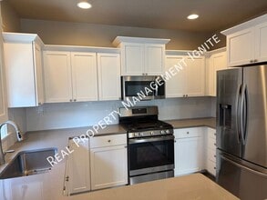 2569 NW Spruce Pl in Redmond, OR - Building Photo - Building Photo