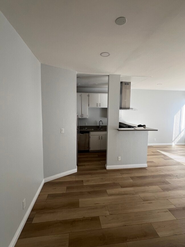2107 N Beachwood Dr, Unit #107 in Los Angeles, CA - Building Photo - Building Photo