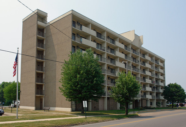 Madison Manor in Huntington, WV - Building Photo - Building Photo