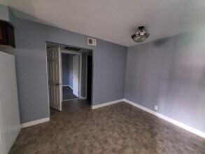 5060 Indian River Dr in Las Vegas, NV - Building Photo - Building Photo