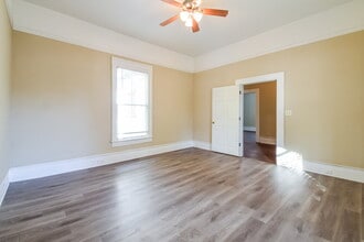 114 E Broad St in Newnan, GA - Foto de edificio - Building Photo