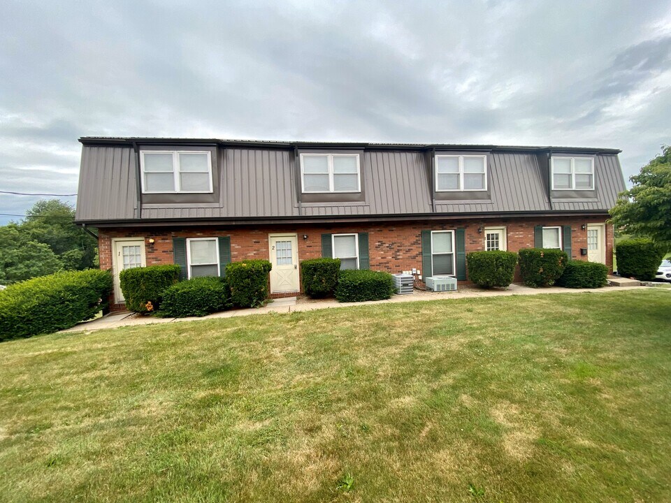 120 Highland Hills Dr in Follansbee, WV - Building Photo
