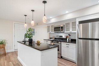 18 Whitney Ave in Cambridge, MA - Foto de edificio - Building Photo