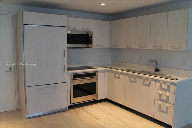 45 SW 9th St, Unit 2807 in Miami, FL - Foto de edificio - Building Photo