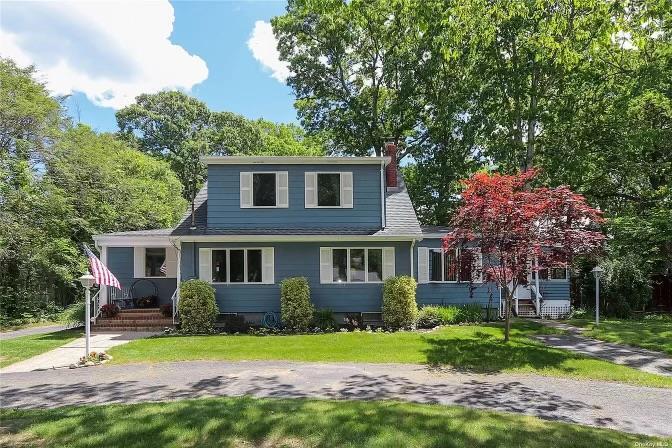 53 N Evergreen Dr in Selden, NY - Building Photo