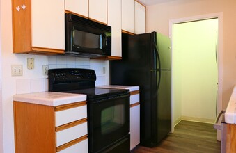 695 S Knickerbocker Dr in Sunnyvale, CA - Building Photo - Building Photo