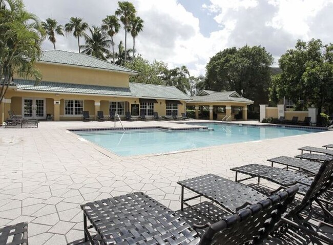 4001 W McNab Rd in Pompano Beach, FL - Foto de edificio - Building Photo
