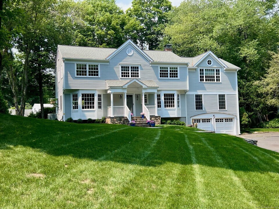 5 Raphael Way in Westport, CT - Building Photo