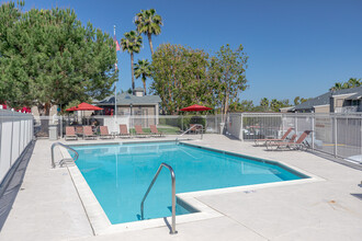 Meadow Creek Apartments in San Marcos, CA - Foto de edificio - Building Photo