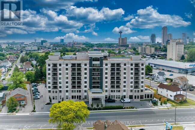 5698 Main St in Niagara Falls, ON - Foto de edificio - Building Photo