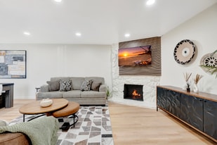 1676 W Orangewood Ave in Anaheim, CA - Building Photo