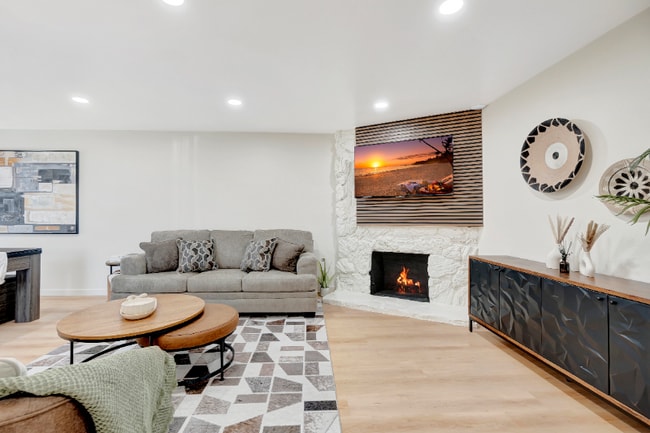 1676 W Orangewood Ave